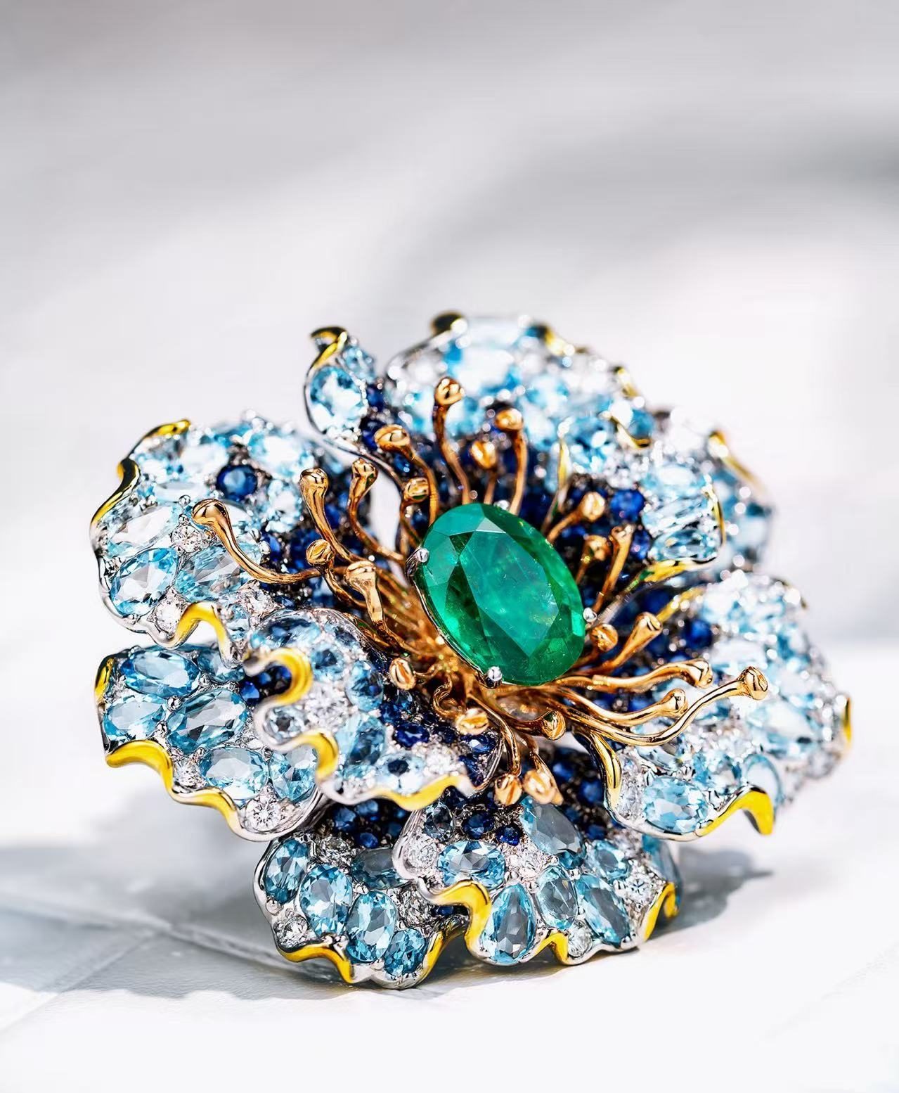 18K White Gold Emerald Floral Ring detail image 2 · Vera Buy