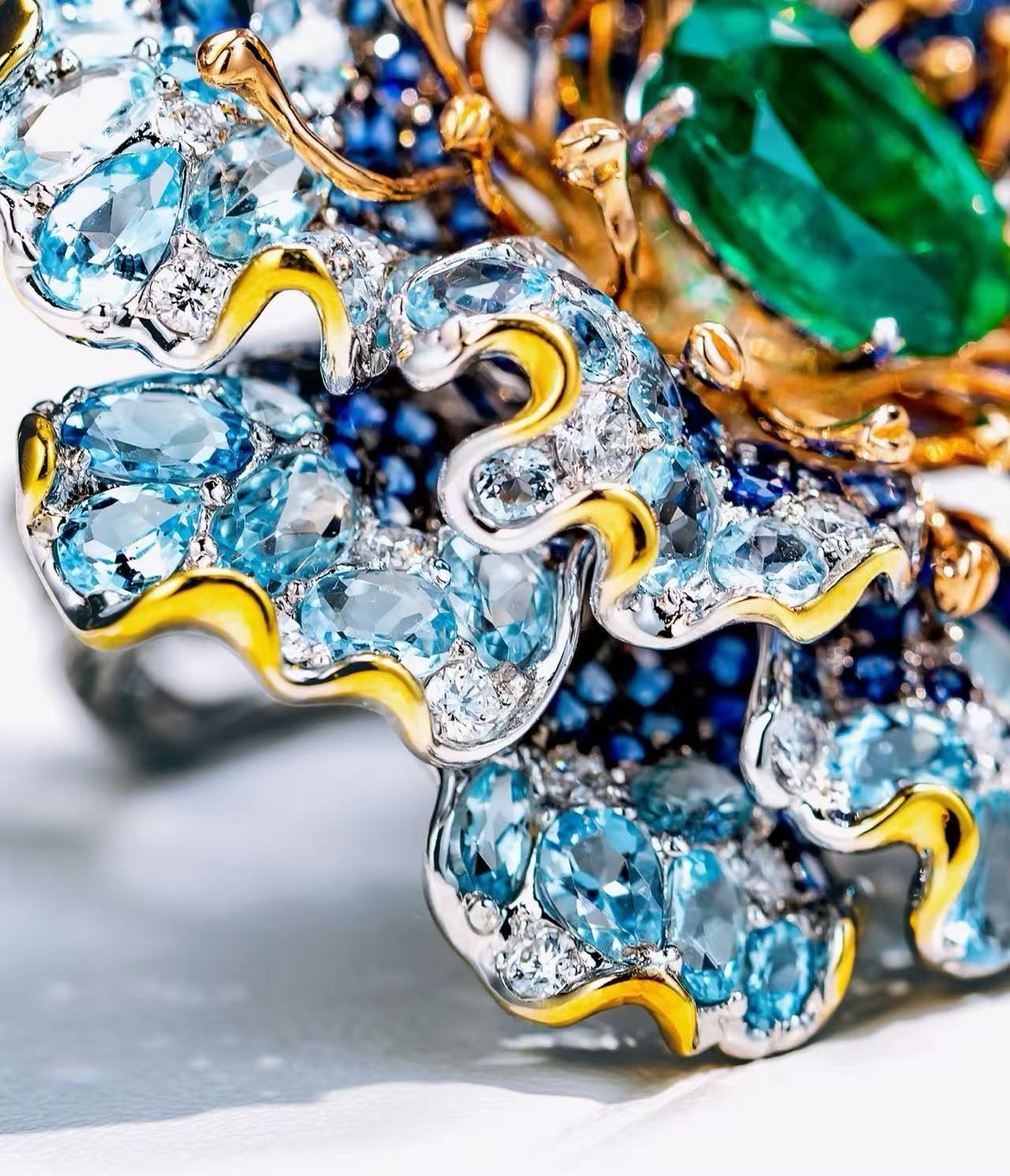 18K White Gold Emerald Floral Ring detail image 3 · Vera Buy