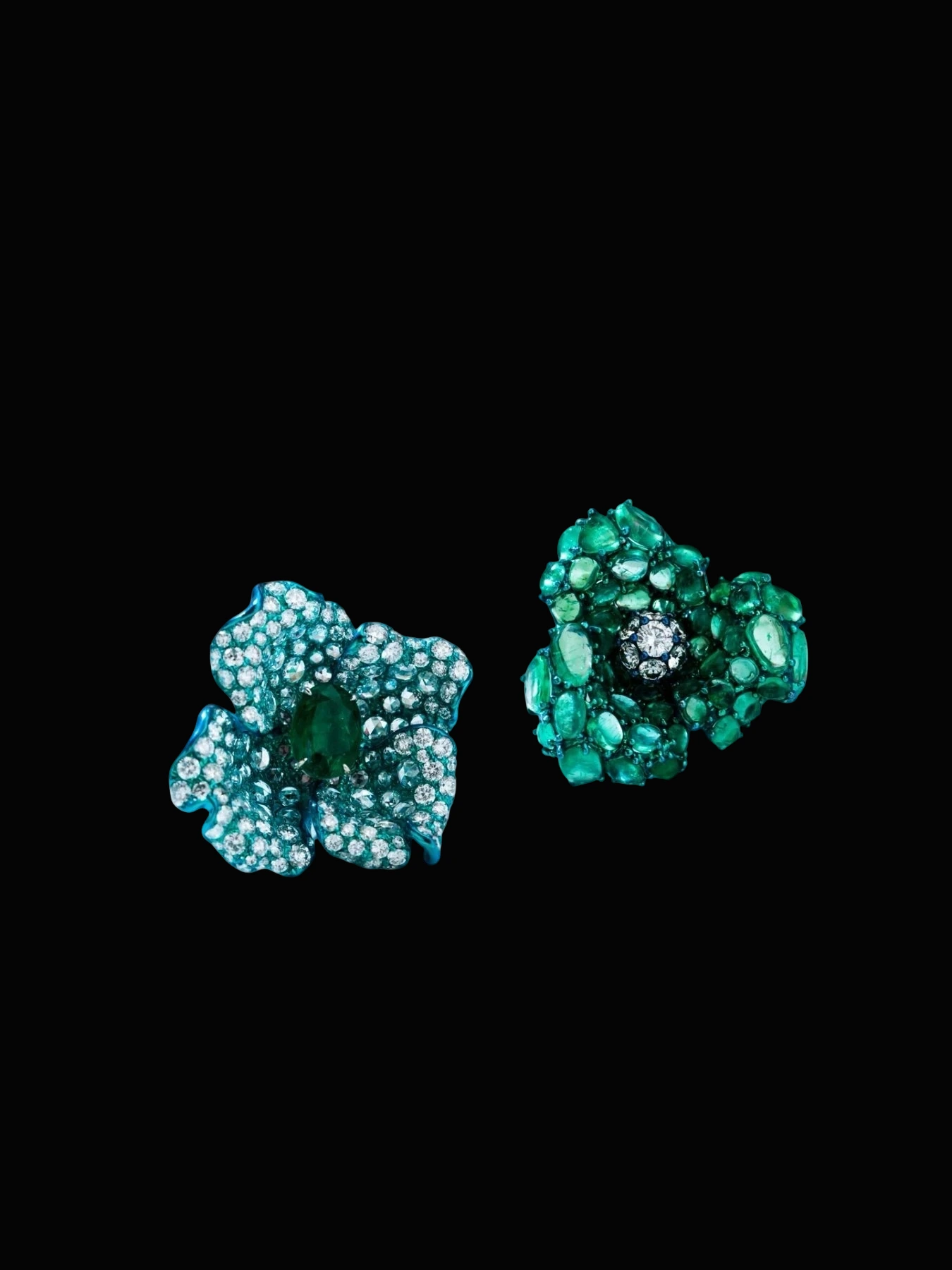 Artistic Emerald Floral Brooch detail image 2 · Vera Buy