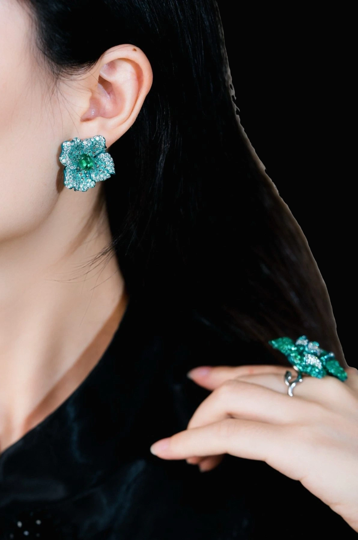 Artistic Emerald Floral Brooch detail image 6 · Vera Buy