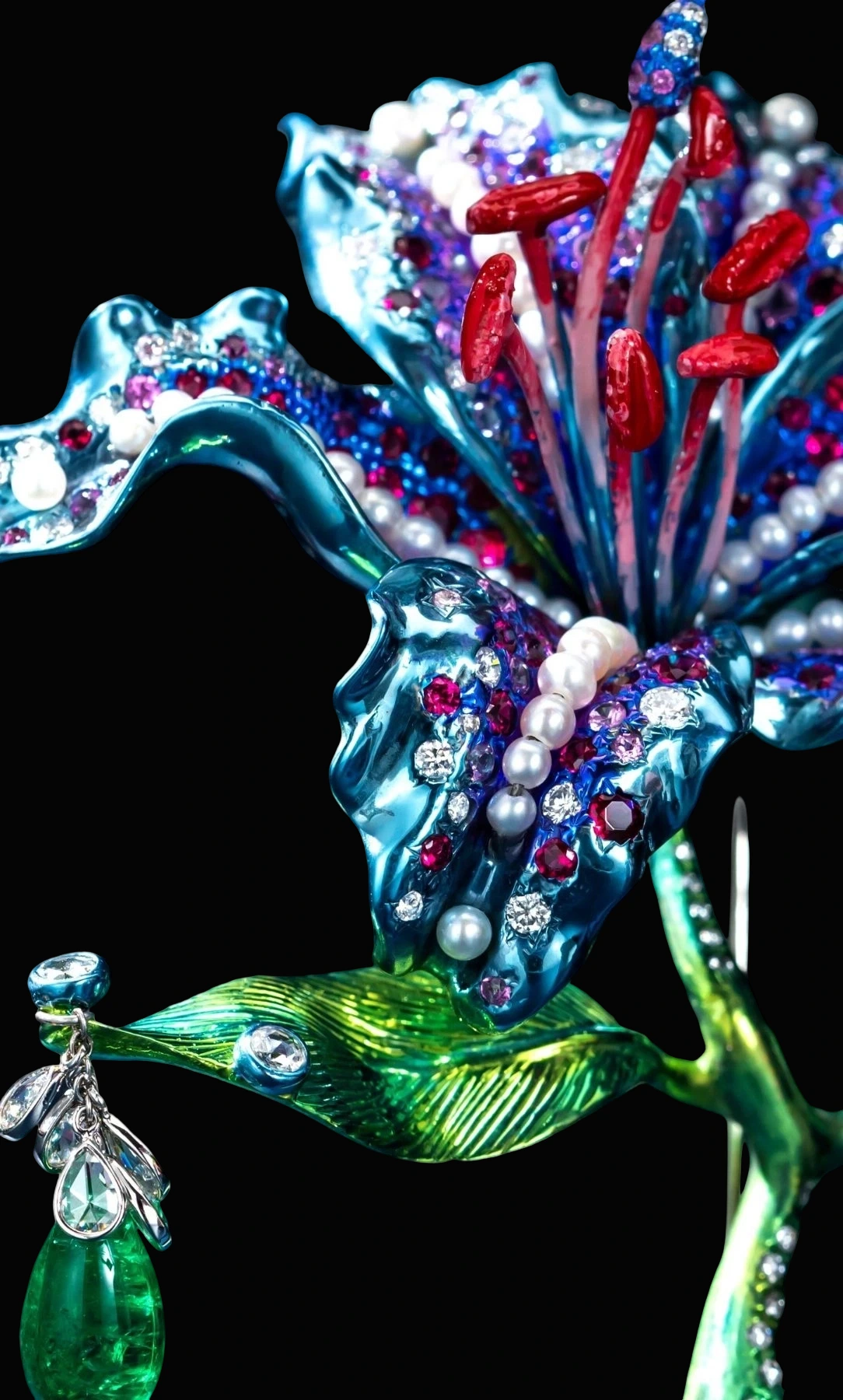 Emerald Flower Brooch detail image 2 · Vera Buy