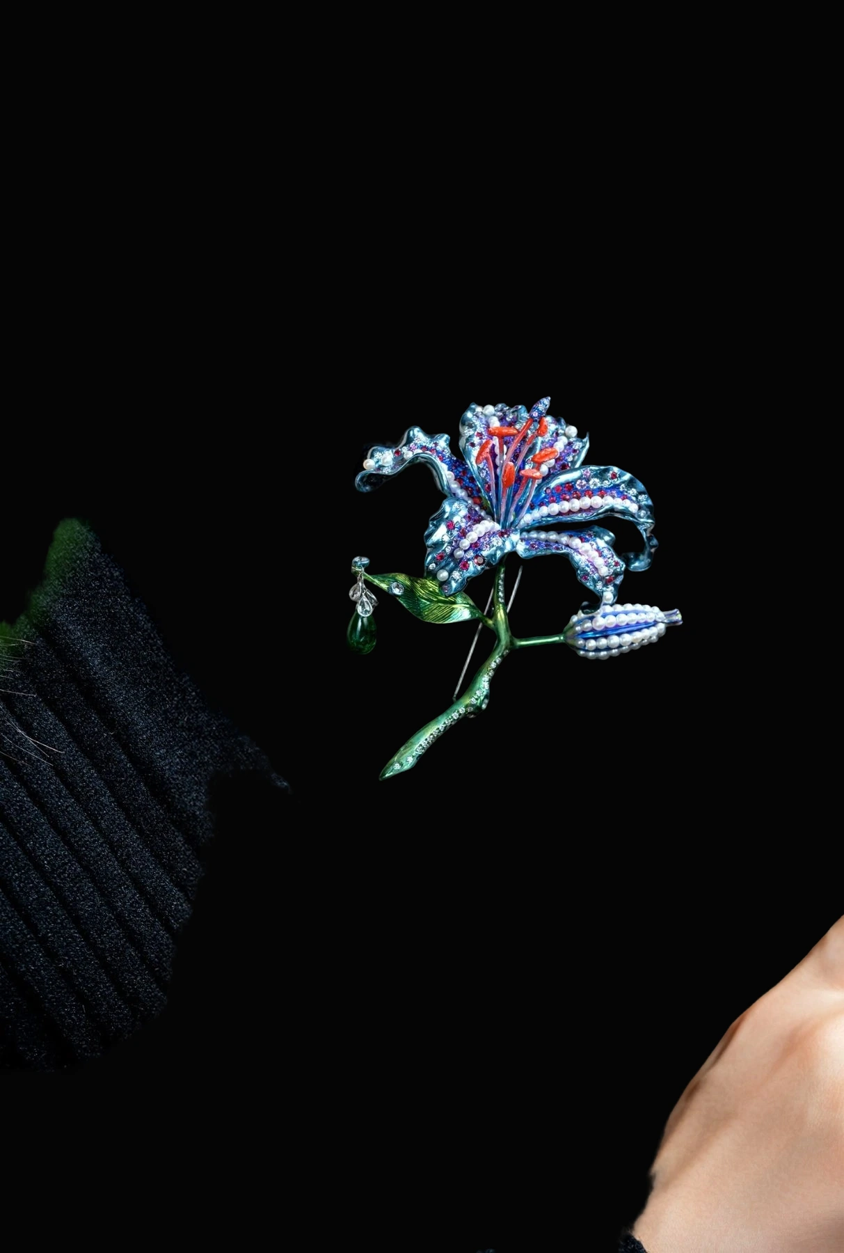 Emerald Flower Brooch detail image 4 · Vera Buy