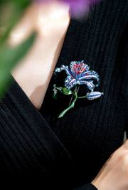 Emerald Flower Brooch detail image 4 · Vera Buy